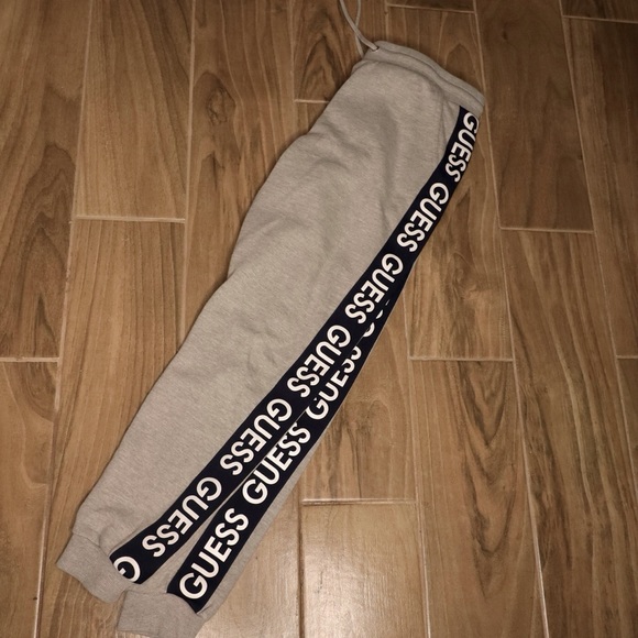 GUESS Set - Picture 3 of 3